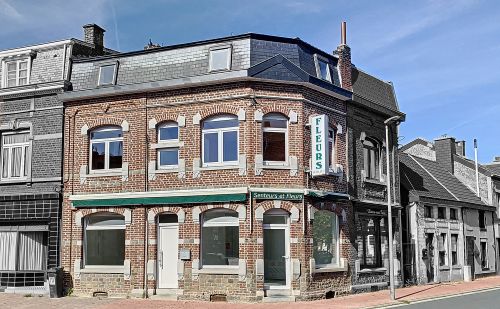 Maison de commerce ou pour profession libérale au centre de Vaux-sous-Chèvremont Maison de commerce ou pour profession libérale au centre de Vaux-sous-Chèvremont