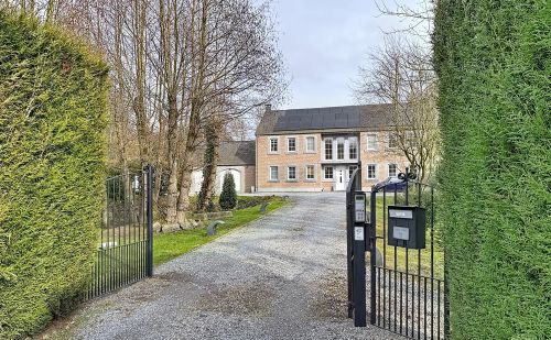 Villa en excellent état sur 3200m² de terrain dans le domaine du Bois de Rognac Villa en excellent état sur 3200m² de terrain dans le domaine du Bois de Rognac